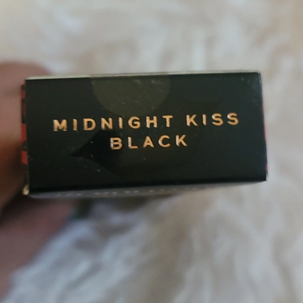 REVOLUTION Midnight Kiss Lip Kit